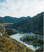 Вид на озеро в горах